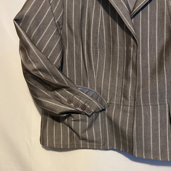 Roma Vestimenta Womens Fitted Cropped Blazer 16W Silver Gray Pin Stripes Pockets - Picture 6 of 9